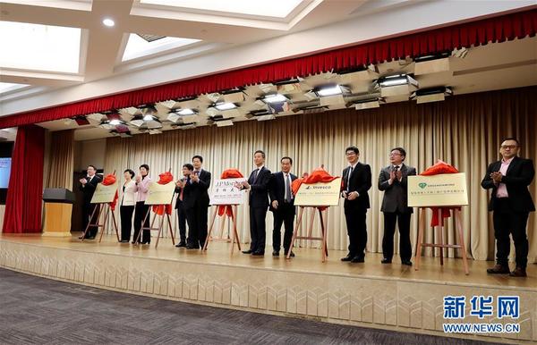 (新华全媒头条·两会特别报道·图文互动)(1)砥砺前行 使命必达——从全国两会看中国信心